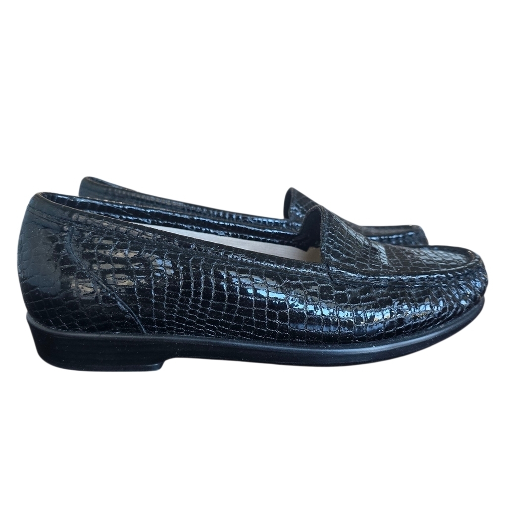SAS Women's Textured Black Loafers - Picture 2 of 9